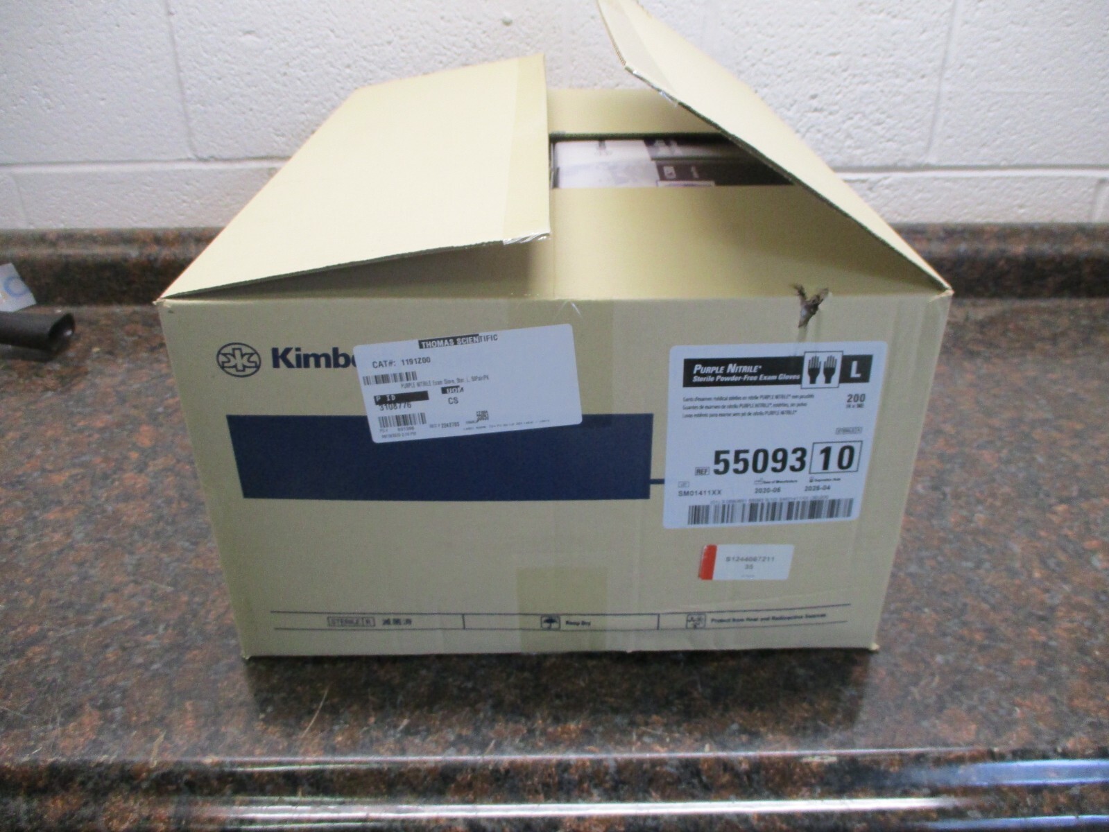 200 PAIR Kimberly-Clark 55093 Sterile Purple Nitrile Exam Gloves Large 04/2025
