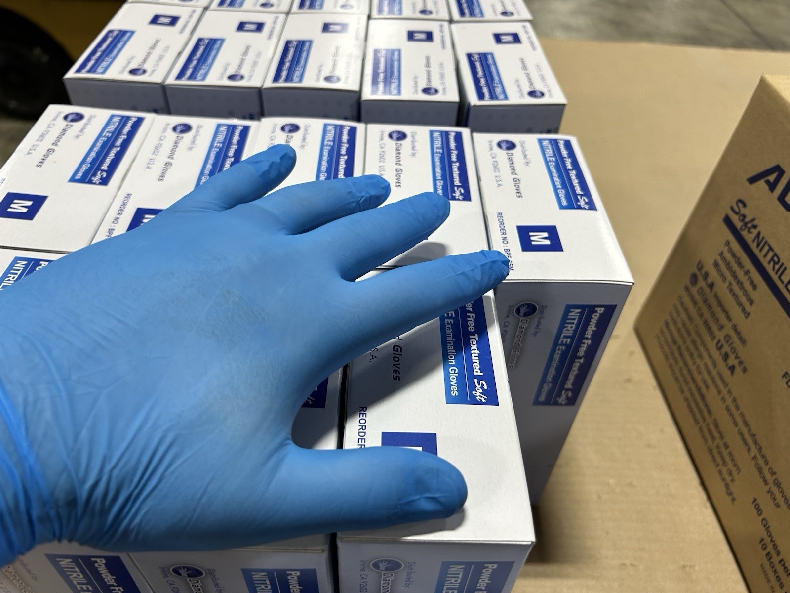 A Case Advance IF 35 Soft Nitrile Powder Free Diamond Exam Gloves, Size Medium